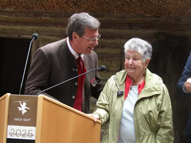 Der Bürgermeister von Umhausen Jakob Wolf gratulierte Erika Simon herzlich und dankte ihr für die jahrelange Unterstützung. | Foto: Tatschl