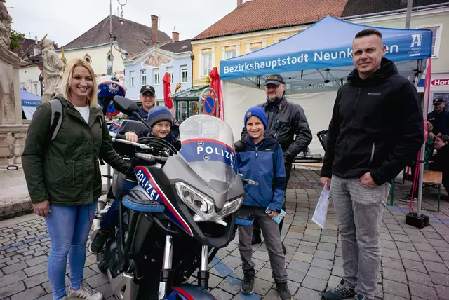 Leon, Florian, Martina und Michael Wernhart bei der Polizei-Station. | Foto: Santrucek