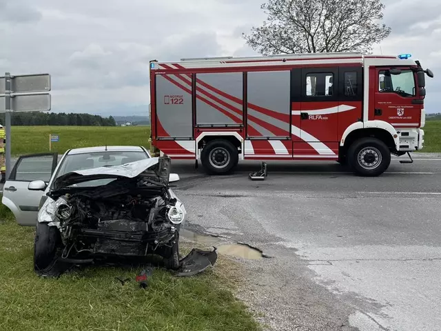 Im Einsatz standen 28 Feuerwehrleute mit drei Fahrzeugen. Zusätzlich waren ein Rettungshubschrauber, das Rote Kreuz, die Polizei sowie der Abschleppdienst vor Ort. | Foto: Freiwillige Feuerwehr Obertrum