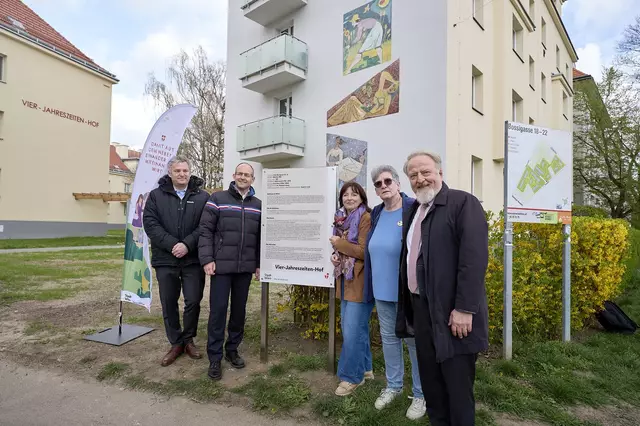 Feierliche Umbenennung des Gemeindebaus in der Bossigasse mit Marcel Höckner (2.v.l.), Gemeinderätin Waltraud Karner-Kremser (3.v.r.), der Mieterbeirätin und Initiatorin der Benennung Regina Lenikus (2.v.r.) sowie der Hietzinger Gemeinderat Gerhard Schmid (r., alle SPÖ).  | Foto: Markus Wache