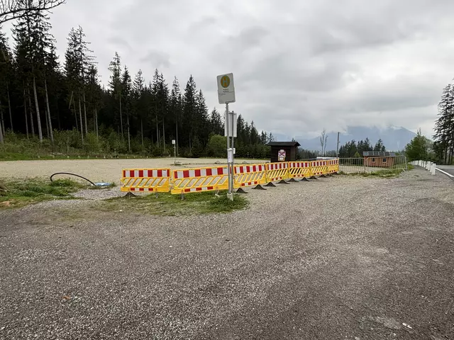 Der Parkplatz auf der Passhöhe am Pogusch ist derzeit behördlich gesperrt. | Foto: Kern