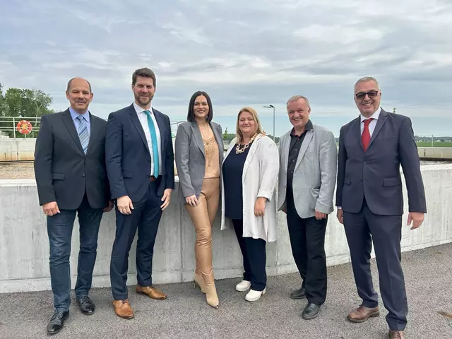 Geschäftsführer Martin Hornyik, Christoph Wolf (Bürgermeister Hornstein), LT-Präsidentin Astrid Eisenkopf, Isabella Radatz-Grauszer (Bürgermeisterin Steinbrunn, Michael Lampel (Bürgermeister Neufeld) und Verbandsobmann Klaus Pleninger.  | Foto: Stefan Schneider
