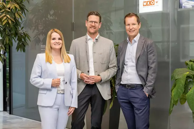 Führungswechsel in der Handelssparte: Im Bild (v.l.): Spartenobmann-Stellvertreterin Patricia Sepetavc, Geschäftsführerin von SPAR Salzburg und Tirol Spartenobmann Roman Eberharter, Geschäftsführender Gesellschafter von Betten Eberharter, Spartenobmann-Stellvertreter Dieter Unterberger, geschäftsführender Gesellschafter der Unterberger Gruppe | Foto: Die Fotografen 