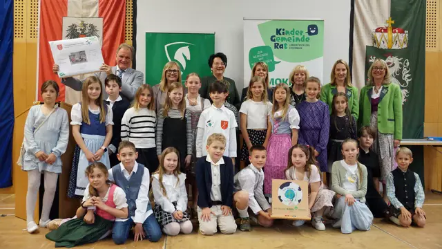 Der ganze Kindergemeinderat mit Unterstützerinnen und Unterstützern des Projekts. | Foto: Schrapf