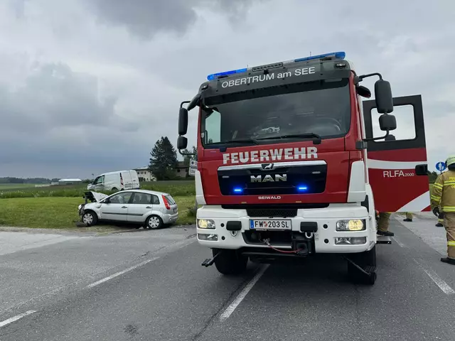 Im Kreuzungsbereich kollidierten beide Fahrzeuge aus bislang unbekannter Ursache. | Foto: Freiwillige Feuerwehr Obertrum
