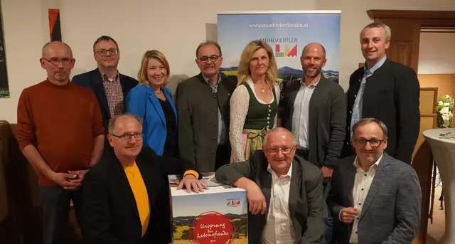 Entscheidungsträger der Mühlviertler Alm mit dem Referenten Stefan Niedermoser (stehend, 2.v.r.), dem Leader-Verantwortlichen des Landes OÖ Christoph Rechberger (stehend, 2.v.l.) sowie dem Leader-Management. | Foto: Verband Mühlviertler Alm