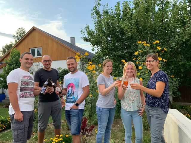 Jürgen, Dominik, Jürgen, Daniela, Silvia und Gabi sind nicht nur Nachbarn, sondern auch Freunde. Sie haben 2019 schon das "Bezirksblätter Nachbarschaftsfest" gewonnen. | Foto: Schinnerl