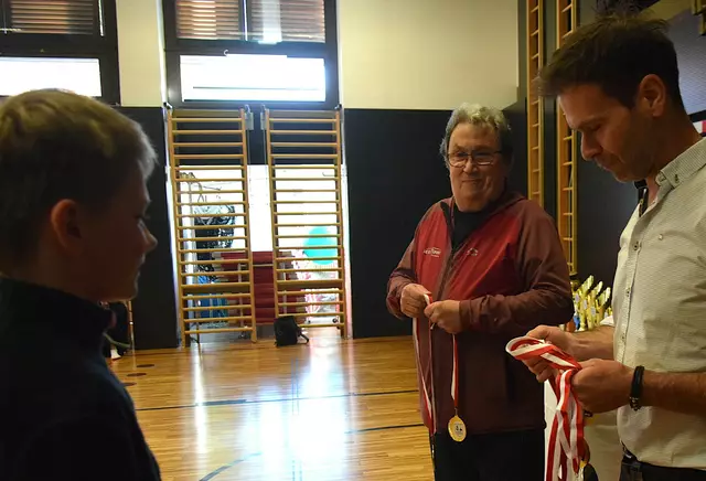 Schul-Stocksport Koordinator Andi Aberger überreichte gemeinsam mit Rattenbergs Bürgermeister die Medaillen und Pokale. | Foto: Schwaighofer