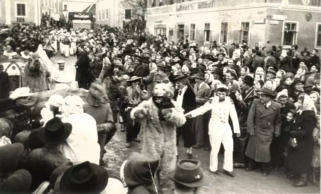Faschingstreiben Anfang 1950 am Marktplatz. | Foto: Heimatverein St. Georgen/Fotorepro Eckhart Herbe