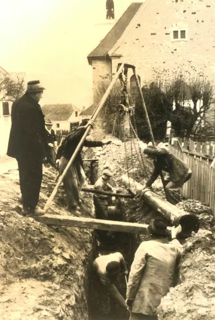 Wasserleitungsbau 1950 am Kirchenberg mangels Maschinen mit einfachsten Gerätschaften. | Foto: Heimatverein St. Georgen/Fotorepro Eckhart Herbe
