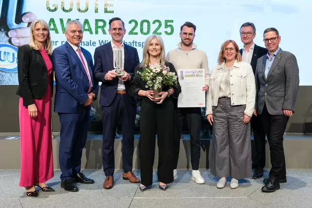 ab 3.v.l: Michael, Petra und Jakob Pecherstorfer (Pecherstorfer GmbH) zeigten sich erfreut über den Guute-Sonderpreis. | Foto: Eric Krügl