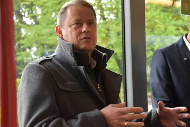 „Wir sind stolz, in Söll mit dieser modernen Lösung eine Vorreiterrolle einzunehmen, sowohl in der Region, als auch tirolweit“, betont Sölls Bürgermeister Wolfgang Knabl bei der Inbetriebnahme. | Foto: Barbara Fluckinger