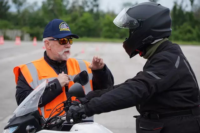 Die rund 20 Personen starke Crew lehrt den Motorradfahrern, wie Sie ihre Fahrzeuge sicher bedienen. | Foto: Alexander Paulus