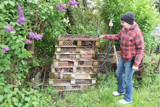 Ein originelles Insektenhotel darf nicht fehlen | Foto: Helga Gößwellner