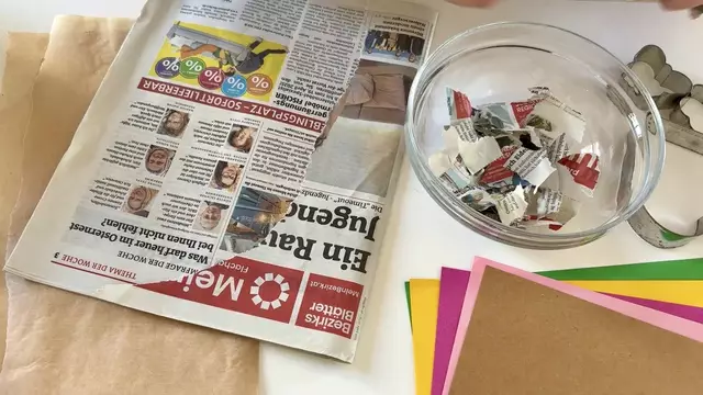 1. Samenherz vorbereiten: Alte Zeitung in kleine Stücke reißen und in einer Schüssel sammeln. | Foto: ckz