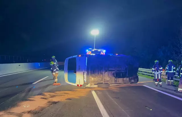 Alle fünf Insassen des Fahrzeugs wurden vom Rettungsdienst erstversorgt. Eine Person musste mit Verletzungen unbestimmten Grades ins Krankenhaus gebracht werden. | Foto: DOKU-NÖ