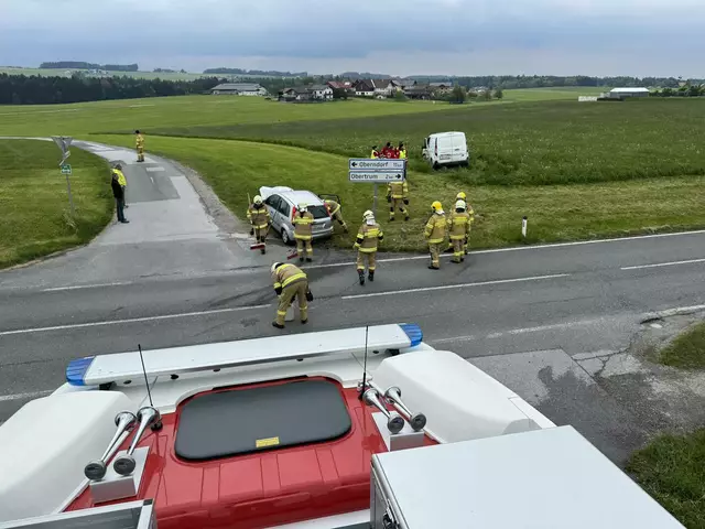 Glücklicherweise wurden keine Personen eingeklemmt. Die Einsatzkräfte der Feuerwehr Obertrum sicherten die Unfallstelle, banden ausgelaufene Betriebsmittel und unterstützen den Abschleppdienst. | Foto: Freiwillige Feuerwehr Obertrum