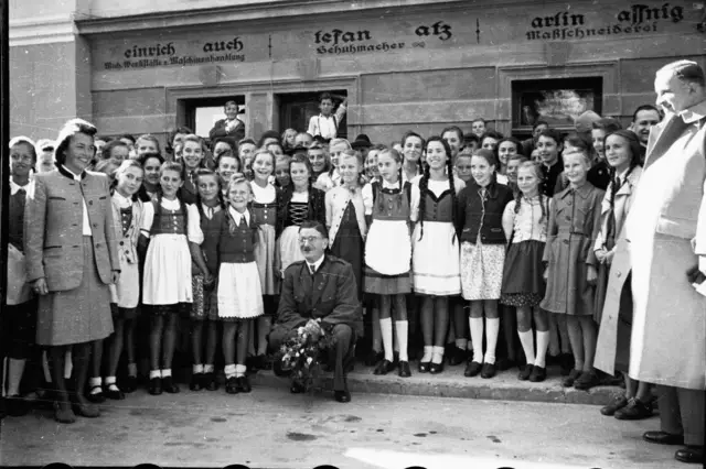 Bundeskanzler Leopold Figl auf Besuch in Feldkirchen. Im Herbst 1946 war er unter anderem auf dem Hengstenmarkt. | Foto: Landesarchiv Kärnten
