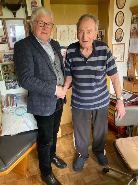 Toni Hüttmayr (l.) gratulierte Adi Gaisbauer (r.). | Foto: Gemeinde Puchkirchen