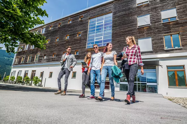 Über 90 Prozent der ehemaligen FH-Studierenden bewerten ihre Studienwahl rückblickend positiv und würden sich erneut für ihr Studium entscheiden. | Foto: FH Salzburg/wildbild