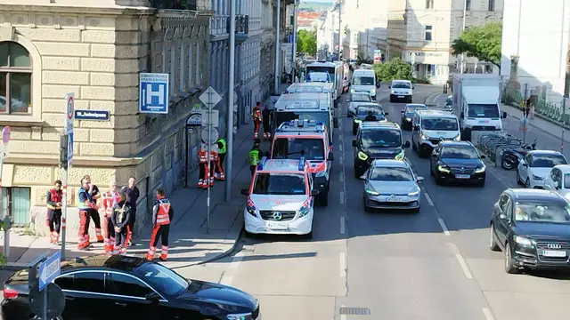 Eine Augenzeugin berichtet, dass mehrere Rettungswägen beim AKH Stellung bezogen haben. | Foto: zVG