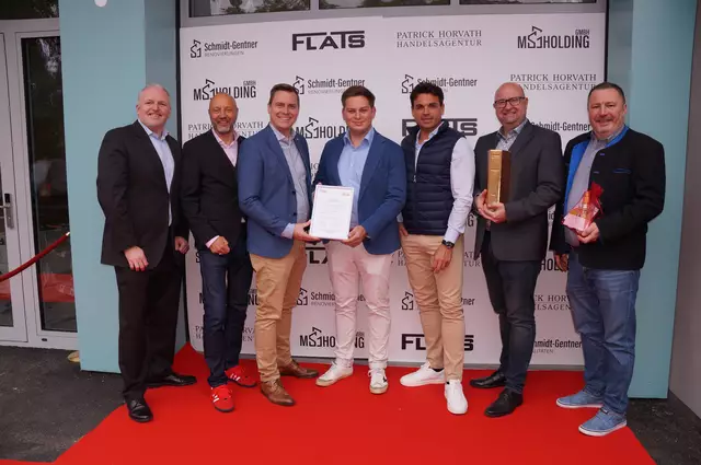 Bürgermeister Christoph Kaufmann (3. v. l.) überreichte Maximilian Schmidt-Gentner (4. v. l.) und Patrick Horvath (5. v. l.) bei der offiziellen Eröffnung des FLATS Schauraums in Klosterneuburg eine Anerkennungsplakette an. Gemeinsam mit Sascha Aloy von der Jungen Wirtschaft Klosterneuburg, Wirtschaftskammer-Bezirksstellenleiter Fritz Oelschlägel, Wirtschaftskammer-Außenstellenobmann Markus Fuchs, Stadtmarketing-Geschäftsführer Stefan Gabritsch und weiteren geladenen Gästen aus Bauwirtschaft und Immobilienbranche feierten sie die Eröffnung der neuen Ausstellungsfläche für hochwertigen Innenausbau.