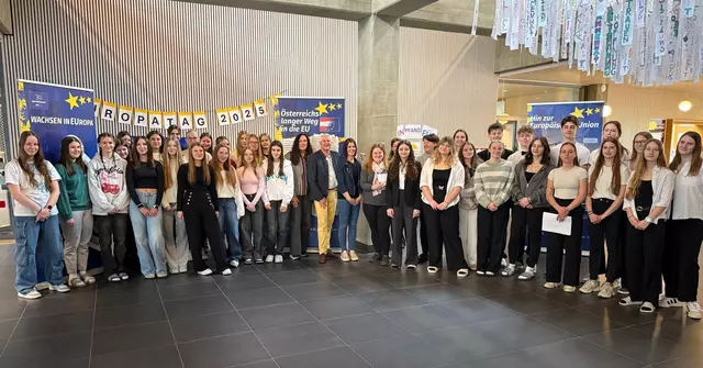 2 Ausstellungsebenen
2 Programmlinien
12 Interaktiv gestaltete Rollups
6 Klassen wurden in Stundenworkshops geführt
10 Europabotschafter
und aktuell mehr als 300 Schülerinnen und Schüler der HLW Spittal zeigen sich begeistert! | Foto: (c) hlwspittal, Medienteam Lackner