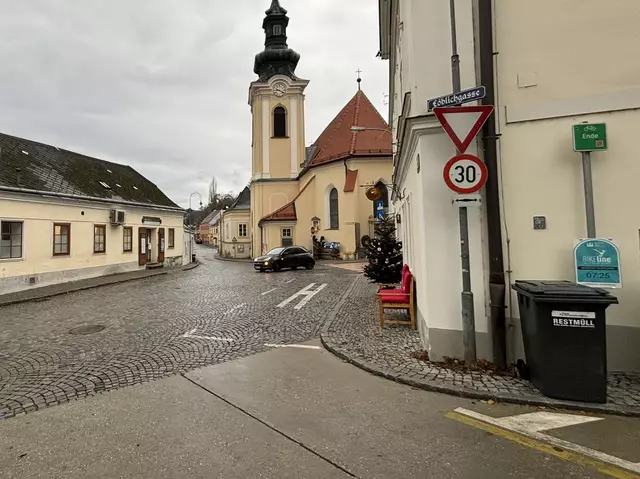 Im historischen Ortskern von Weidling ist wenig Platz. Gehsteige in einer ordentlichen Breite sind an manchen Stellen gar nicht möglich. Dennoch ist auch die Straße eng. | Foto: MeinBezirk/Seebacher