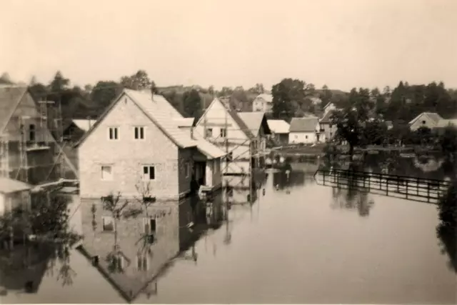 Die Neubauten der Siedlung "Am Gries". Noch gar nicht fertig und schon beschädigt durch das Hochwasser 1954. | Foto: Heimatverein St. Georgen/Fotorepro Eckhart Herbe