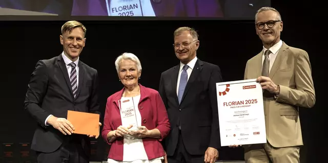 MeinBezirk OÖ-Chefredakteur Thomas Winkler, Florian-Bezirkssiegerin Freistadt Aloisia Denkmayr, Landeshauptmann Thomas Stelzer, OÖ-Versicherung-Generaldirektor Othmar Nagl (v. l.) | Foto: Land OÖ/Peter Christian Mayr