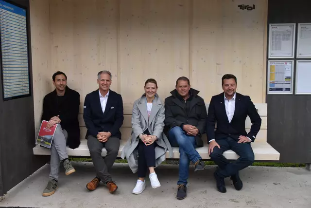 Die neue Haltestelle „Söll Kreisverkehr“ bietet fünf Sitzplätze, ist platzmäßig auf hohes Fahrgastaufkommen ausgelegt und fungiert als Schattenspender und Regenschutz. Im Bild: Thomas Niederberger (Architekturbüro Snøhetta), Lukas Krösslhuber (Geschäftsführer TVB Wilder Kaiser), Julia Steiner (Tirol Werbung), Wolfgang Knabl (Bürgermeister von Söll) und Georg Horngacher (Vorstand TVB Wilder Kaiser) (v.l.). 
 | Foto: Barbara Fluckinger