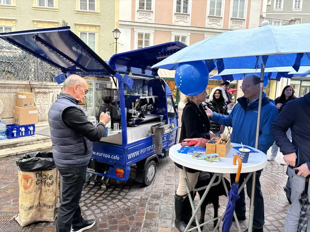 Es fanden sich auch zahlreiche SalzburgerInnen und Gäste aus aller Welt ein und holten sich einen Kaffee. | Foto: Schrofner