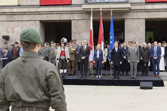 Auf der Tribüne vor dem Landhaus fanden sich zahlreiche Ehrengäste ein, darunter auch Tirols Militärkommandant Ingo Gstrein (vorne rechts), der französische Botschafter Matthieu Peyraud (2. v. r.) und der britische Verteidigungsattaché Lieutenant Colonel Ewan Harris (in bräunlicher Uniform links neben LH Mattle). | Foto: © Land Tirol/Die Fotografen