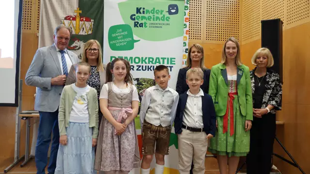 Vize-Kinderbürgermeisterin Fannie Gissing (vorne links), Kinderbürgermeisterin Lara Viola Weiß, Kinderbürgermeister Jakob Hörmann und Vize-Kinderbürgermeister Martin Filipic (vorne rechts) | Foto: Schrapf