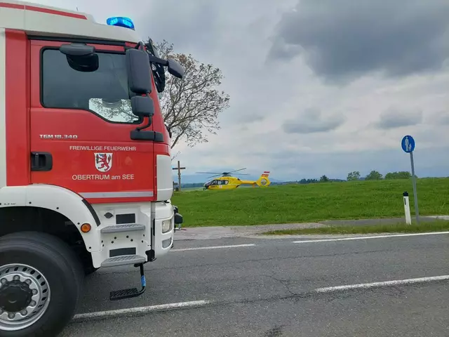 Auch ein Rettungshubschrauber war im Einsatz. | Foto: Freiwillige Feuerwehr Obertrum