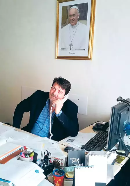 Herbert Wiesholzer in seinem Büro im Vatikan.  | Foto: Foto: zVg / Kirche bunt