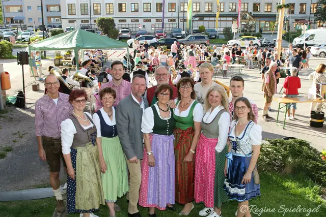 Wie auch die letzten Jahre lud die ÖVP Pressbaum am letzten April zur Maibaumfeier auf den Hauptplatz. Viele Pressbaumer und Pressbaumerinnen nahmen die Einladung zur Maibaumfeier wahr darüber freuten sich: StR Klaus Jenschik, Irene Wallner-Hofhansl, Liselotte Wolf, Lukas Leputsch, Bürgermeister Josef Rothensteiner, StR Susanne Stejskal, GR Kurt Heuböck, Obfrau des Bauernbundes Erika Berger, Franz Wallner jun., GR Sabine Puschnig-Berghofer, Alexander Zöchner und GR Angela Strombach.
