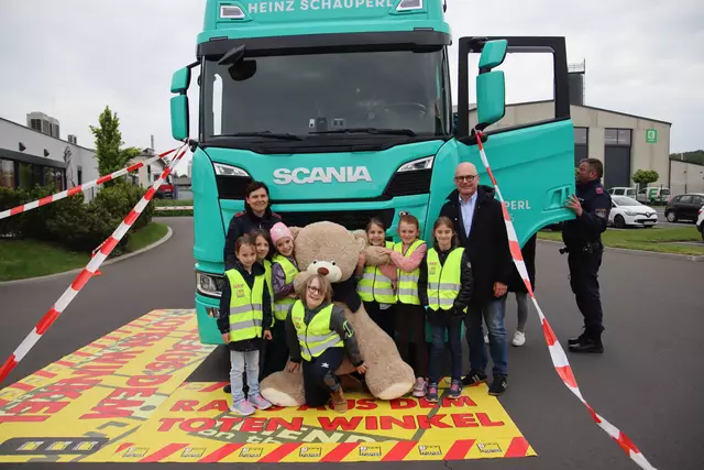 Die Volksschulkinder mit Kinderpolizistin Birgit Neubauer, Gerhard Schauperl und dem Polizei-Maskottchen. | Foto: MeinBezirk