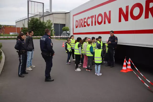 Das Team der Kinderpolizisten erklärten den Kindern die Gefahren im toten Winkel. | Foto: MeinBezirk