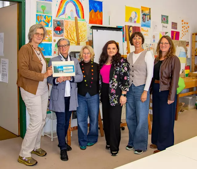 Unterstützung für das Zimt Braunau (v. l.): Andrea Bauer (Obfrau Unterstützungsverein Zimt), Hildegard Gaber (Kathohlisches Bildungswerk Mattighofen), Claudia Kriechhamer (Integrationsbeauftragte Mattighofen, Kochclub-Mitglied), Elma Pandžić (Integrationsbeauftragte Braunau), Nina Hofmann und Daniela Auer (Projektkoordinatorinnen Zimt). | Foto: Zimt Braunau