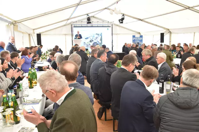 Großer Andrang bei der Eröffnung in Neufeld.  | Foto: Stefan Schneider