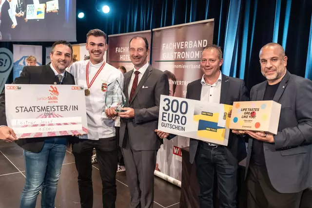 Josef Leitner, Staatsmeister in der Kategorie "Cook" mit Mario Pulker, WKO Gastronomieobmann (3.v.l.) und Johann Dullnig, Area Manager METRO Kärnten (4.v.l.) | Foto: bild [ART]isten/Tom Pircher