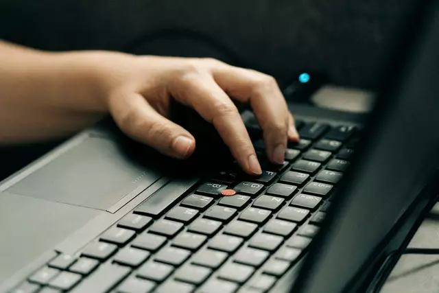Im IT-System der Justiz müssen ab jetzt Hassverbrechen in genauen Kategorien erfasst werden. | Foto: Szabo Viktor/unsplash