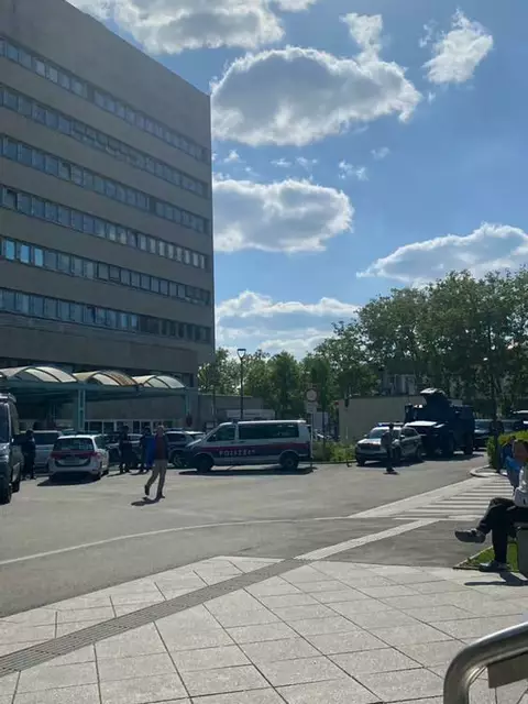 Im AKH läuft ein Großeinsatz der WEGA. Ein bewaffneter Mann wird gesucht. (Symbolfoto) | Foto: zVg