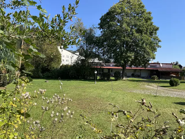 Auf der hinteren Seite des Spielplatzes, am ehemaligen Campingplatz, soll der Bewegungspark errichtet werden. | Foto: Koidl