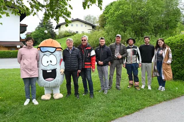 Die Ehrengäste mit Yappy: (v. l.) TVB-GF Martina Foidl, Bgm. Hans Schweigkofler, Reinhard Gamper (TVB), Andreas Unterberger (TVB), Stefan Trixl (TVB), Daniel Brandtner (TVB), "Yappy-Schöpfer" und Grafiger  Gerhard Buchegger und Grafikerin Tatjana Brankovic (nicht am Foto Viktoria Defrancq-Klabischnig, Schöpferin der Geschichte rund um den Rätselweg.) | Foto: Pletzer