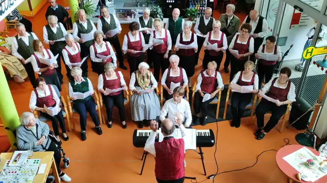 Die Singgemeinschaft Feldkirchen bei Graz, unter der einfühlsamen Leitung von Herrn Adam Heinrich und begleitet von Herrn David Smesny am Klavier, bereitete den Bewohnerinnen und Bewohnern ein musikalisches Geschenk zum Muttertag, das alle Herzen berührte. | Foto: Ruth Meister