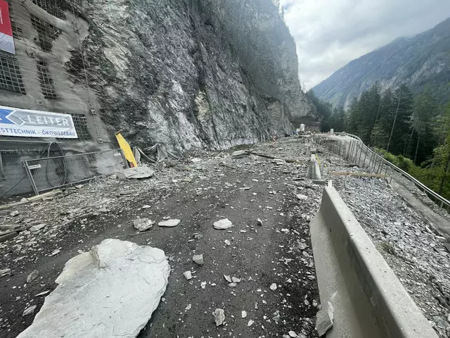 Die B 180 Reschenstraße musste aufgrund des Blocksturzes neuerlich gesperrt werden. | Foto: Land Tirol