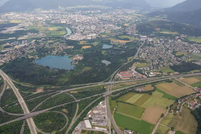 Villach von oben: Zwischen historischer Altstadt und moderner Mobilität – auch hier wird an einer verkehrsberuhigten Zukunft gearbeitet. | Foto: stock.adobe/René Pi