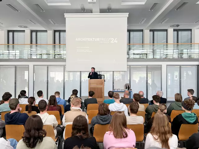 Roman Höllbacher (Künstlerischer Leiter Initiative Architektur) spricht vor Schüler*innen der HTL Saalfelden zur Abwicklung und Vergabe des Architekturpreis Land Salzburg.  | Foto: HTL Saalfelden/Hedegger Bernd